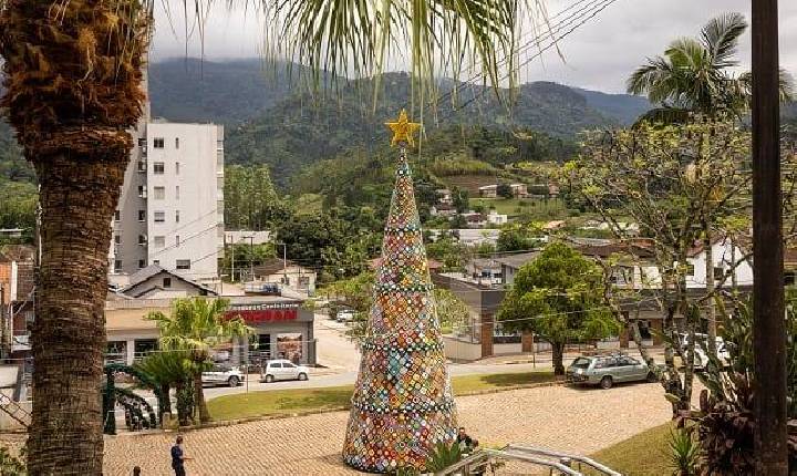 A pequena cidade de SC com a maior árvore de Natal em crochê do Brasil;