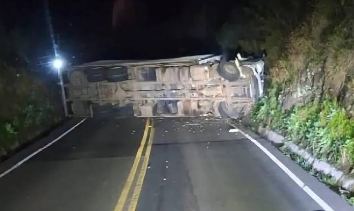 Acidente com caminhão de Seara bloqueia SC-155 entre Xavantina e Xanxerê