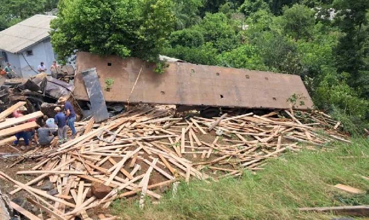 Acidente com caminhão deixa duas vítimas fatais em Arvoredo. Jovem é identificado