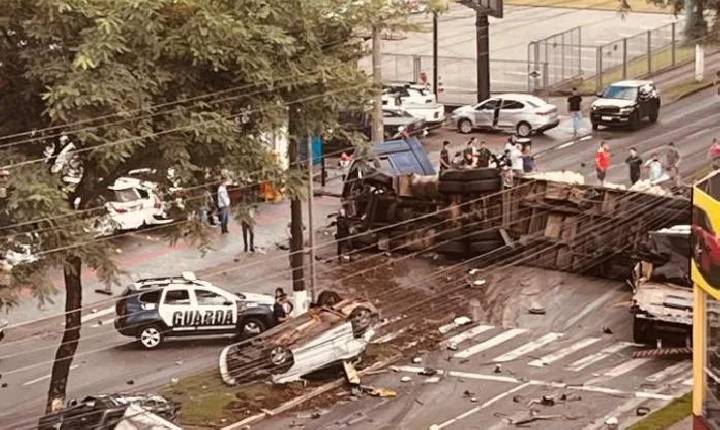 Acidente de grandes proporções envolve 9 veículos e deixa ao menos 10 feridos em Chapecó