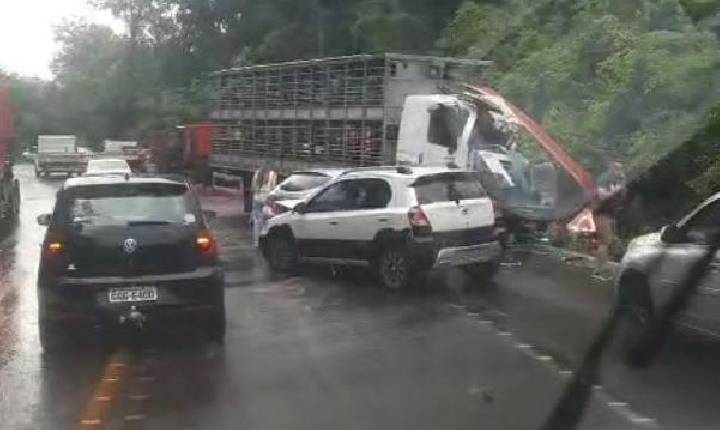 Acidente entre caminhões e carros deixa feridos e interrompe trânsito na BR-282