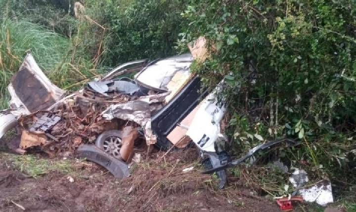 Acidente entre carro e caminhão mata três pessoas na BR-470