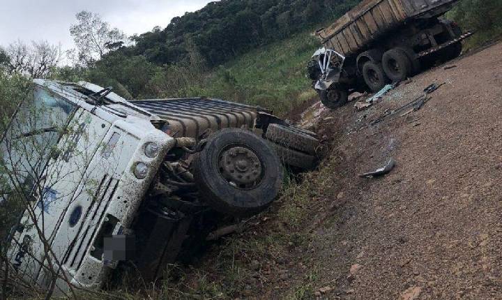 Acidente entre dois caminhões deixa homem ferido em Vargem Bonita