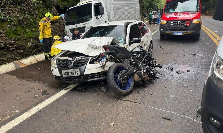 Acidente entre moto, caminhão e outros veículos deixa vítima fatal na BR-282