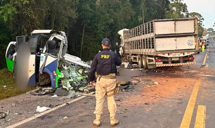 Acidente entre ônibus e carreta deixa aos menos 23 mortos no Paraná
