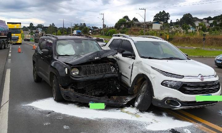Acidente entre veículos é registrado na BR-282, em Ponte Serrada