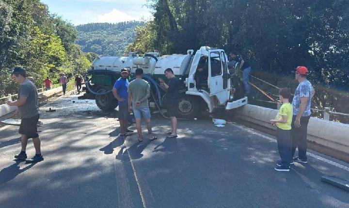Acidente envolve caminhão e carreta na BR-153, entre Concórdia e Irani