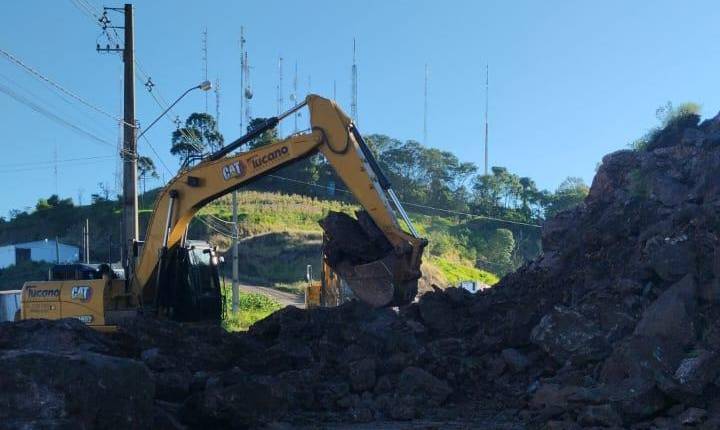 ALERTA: Após problemas durante detonação, SC-283 é obstruída por pedras, que desabaram do barranco