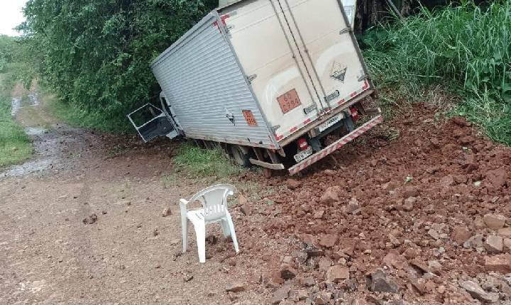 Após colisão lateral, caminhão sai da pista em Seara