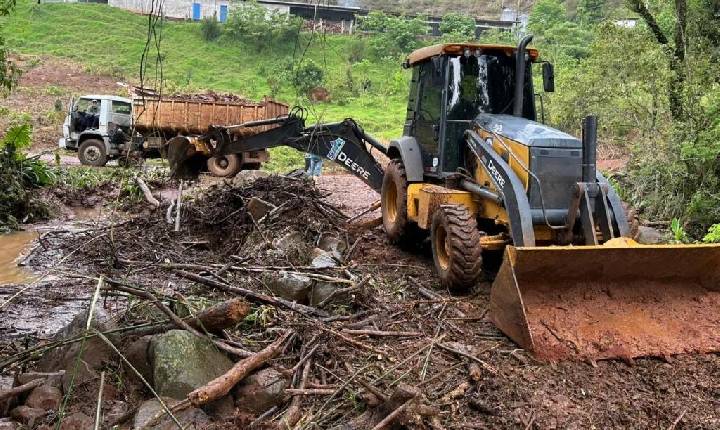 Após fortes chuvas, Secretaria do Interior de Seara atua na recuperação de estradas