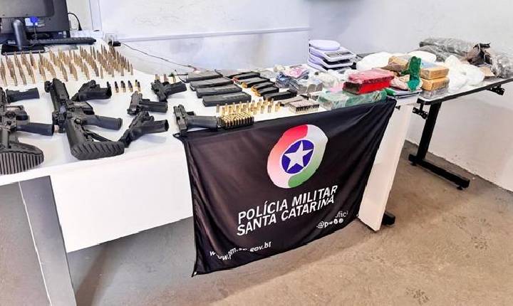 Arsenal com fuzis e grande quantidade de drogas é apreendido em casa em Chapecó