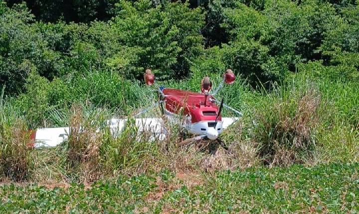 Avião de pequeno porte faz pouso de emergência em plantação no Oeste