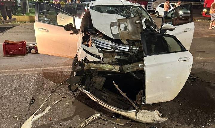 Batida entre carro e caminhão deixa motorista ferido em Abelardo Luz