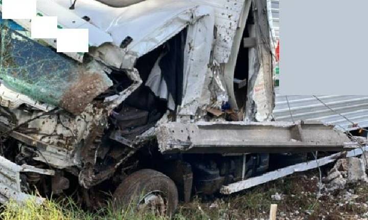 Bombeiros atendem acidente grave com caminhão na SC-355 em Jaborá