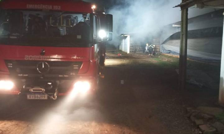 Bombeiros combatem incêndio em aviário no interior de Itá