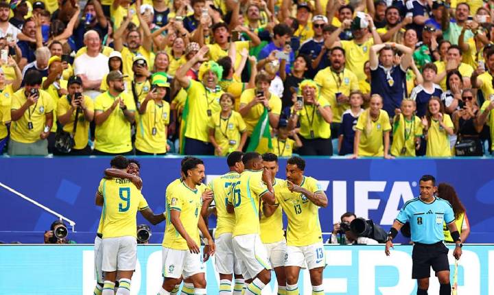 Brasil vence o Japão de virada e garante vaga nas oitavas da Copa do Mundo