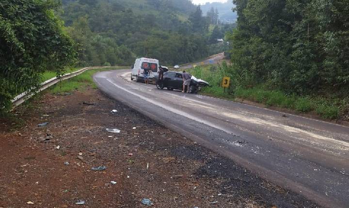 Caminhão carregado de suínos rompe tanque e derrama óleo em estrada; carro capota na SC-155