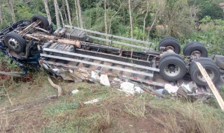 Caminhão com doações a vítimas das enchentes no RS sofre grave acidente no Oeste de SC