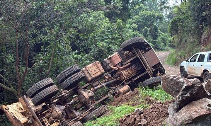 Caminhão da prefeitura tomba em Quatro Irmãos em Xavantina (SC)