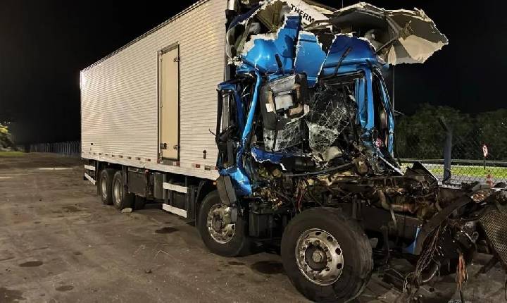 Caminhão de empresa de Seara se envolve em grave acidente em Curitiba