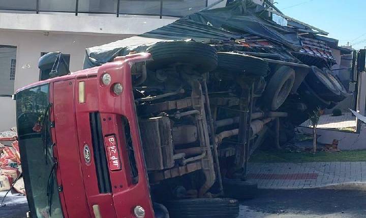 Caminhão desgovernado atinge residência e tomba em Chapecó