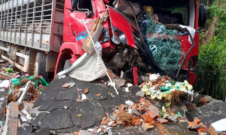 Caminhão desgovernado invade cemitério de Tiradentes, em Xavantina