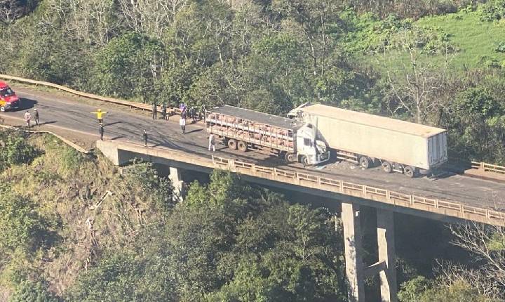 Caminhão e carreta batem de frente em cima de ponte na BR-282 em Iraceminha