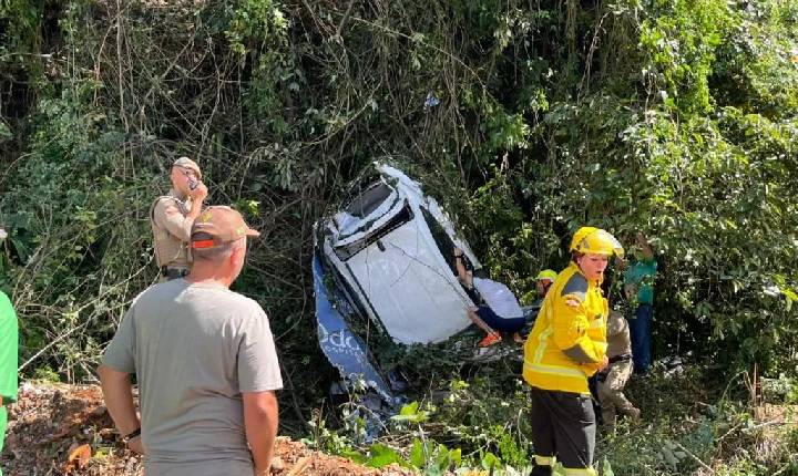 Caminhão e carro despencam de barranco na Rua Três de Abril em Seara