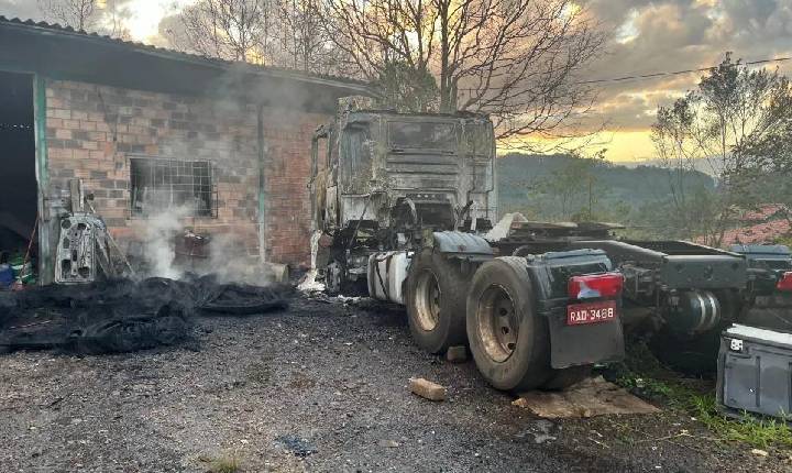 Caminhão é destruído por incêndio no interior de Itá