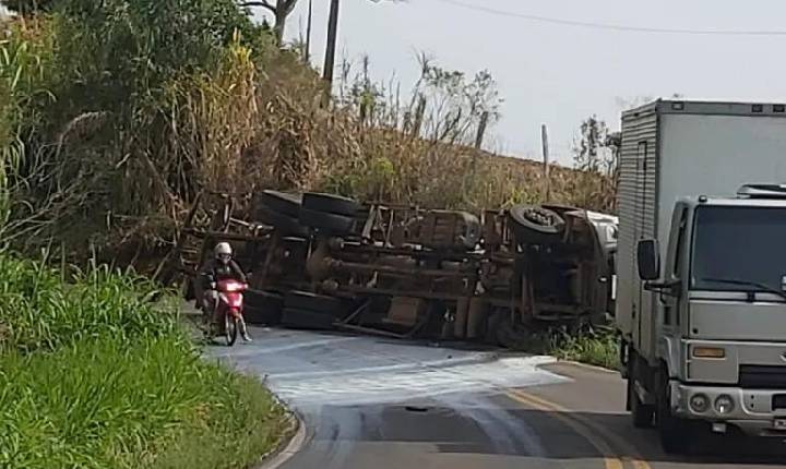 Caminhão leiteiro tomba na SC 155, em Xavantina