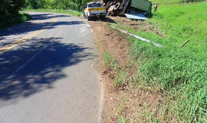 Caminhão sai da pista e tomba em rodovia do Oeste de SC