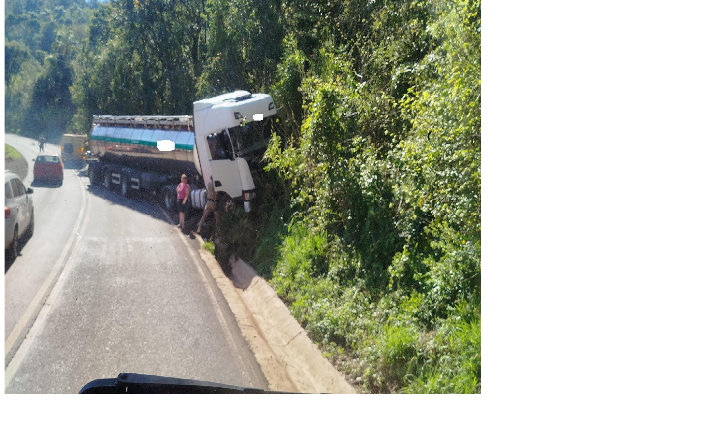Caminhão sai da pista na curva do “S” entre Xavantina e Seara