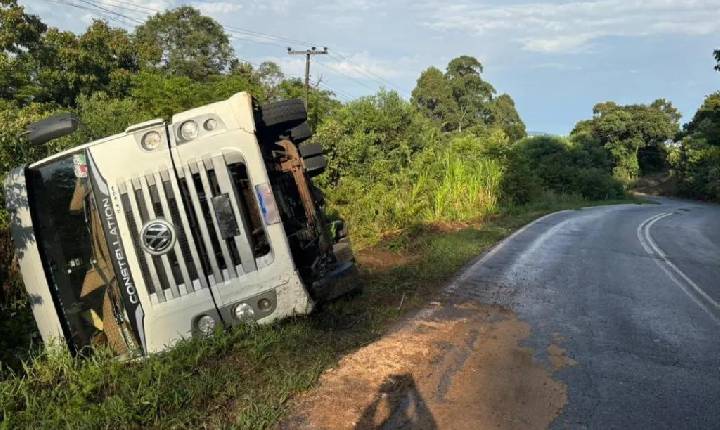 Caminhão tomba às margens da SC-155 entre Seara e Xavantina