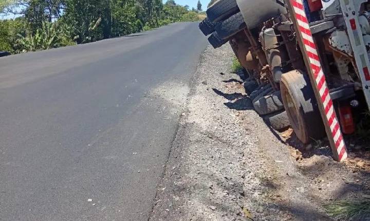 Caminhão tomba às margens da SC-283 em Arvoredo