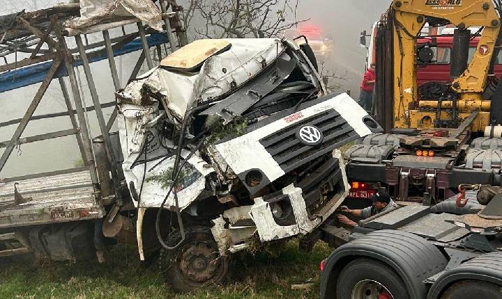 Caminhão tomba na SC-155 entre Linha das Palmeiras e Xavantina