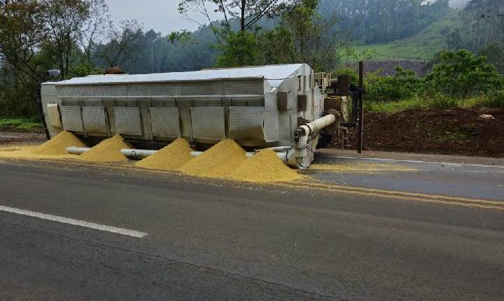 Caminhão tomba no Contorno Viário de Seara