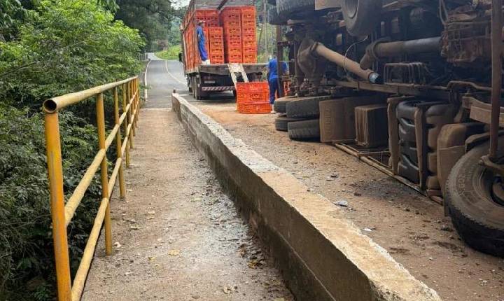 Caminhão tomba sobre ponte em Sede Irani, interior de Paial