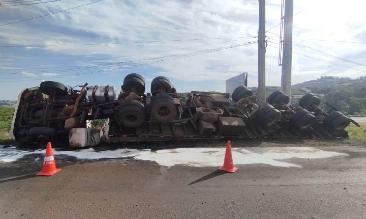 Carreta carregada com leite tomba no Contorno Norte em Concórdia