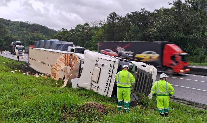 Carreta de empresa de Concórdia tomba no Panará e motorista morre no local