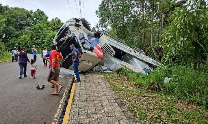 carreta sai da pista e tomba na Rua 3 de Abril, em Seara