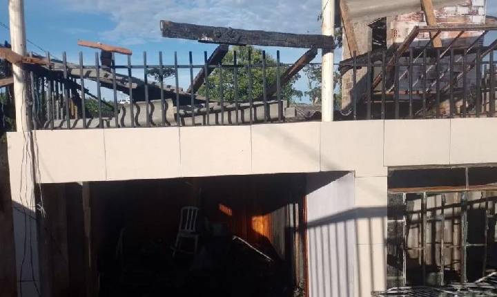 Casa é consumida pelo fogo em Chapecó e homem morre no local após incêndio