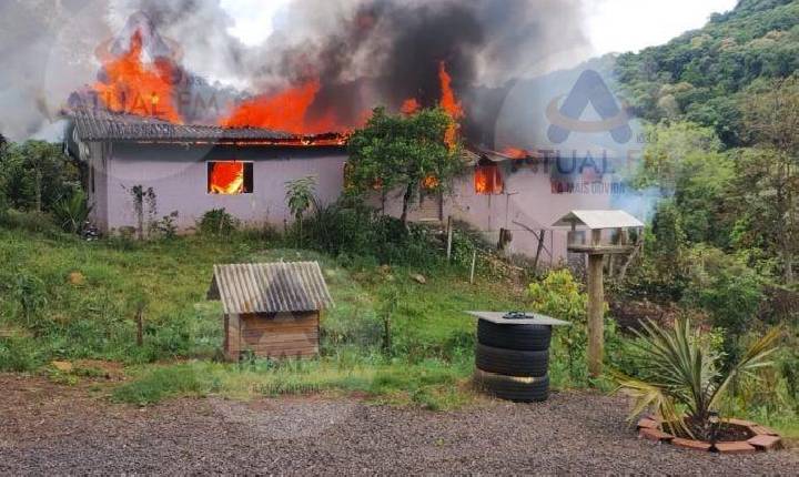 Casa totalmente destruída por incêndio no interior de Arabutã