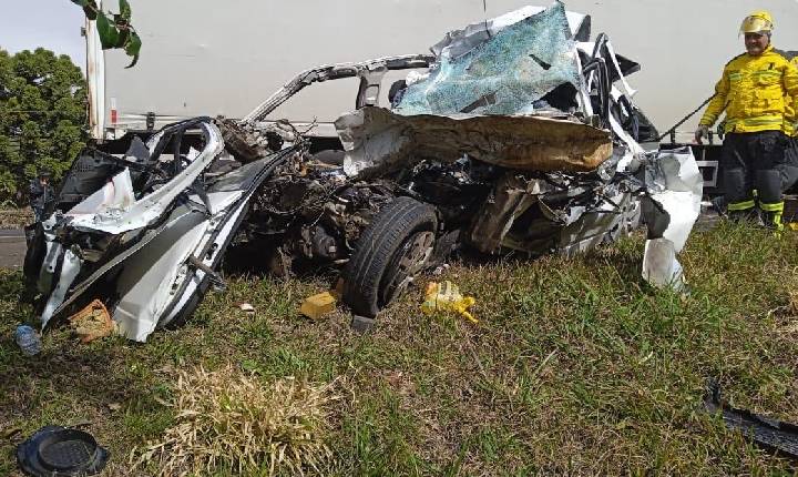 Casal e criança morrem em grave acidente entre carro e caminhão na BR-282