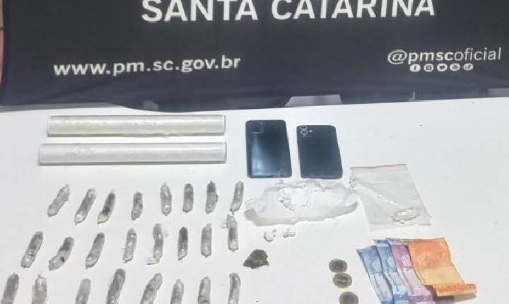 Casal é preso e adolescentes são apreendidos em ações da PM contra o tráfico de drogas em Chapecó