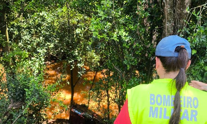 Casal fica ferido após carro cair em ribanceira de quase 20 metros no Oeste de SC
