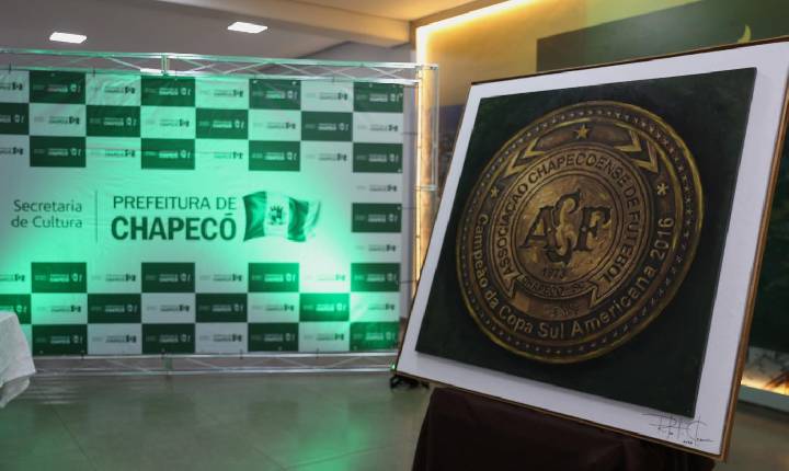 Chapecoense e Prefeitura de Chapecó recebem obra de arte em homenagem às vítimas do acidente de 2016