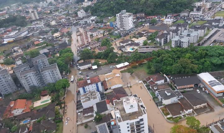 Chega a 25 o total de municípios atingidos pela chuva em SC, com 1,3 mil pessoas afetadas