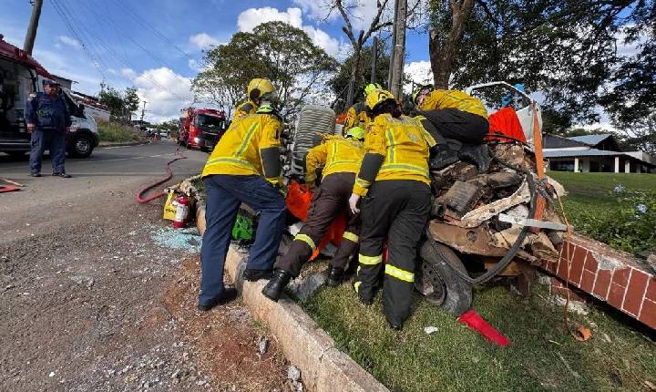 Choque em poste deixa veículo destruído e condutor gravemente ferido em Chapecó
