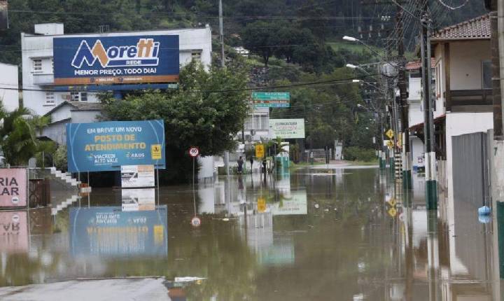 Chuvas em SC deixam quase 700 desabrigados e oito municípios em situação de emergência