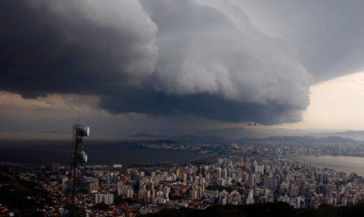 Ciclone ‘chacoalha’ tempo em SC e eleva risco de temporais no fim de semana